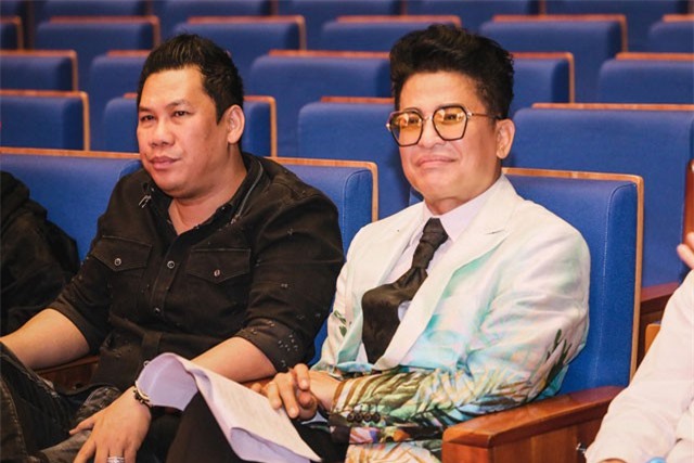 Chồng đại gia quyền lực lặng lẽ ra Hà Nội ngồi xem Lệ Quyên hát