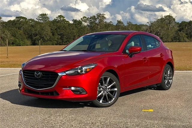 6. Mazda 3 Touring Hatchback 2018 (giá khởi điểm: 21.890 USD).