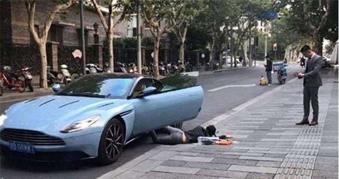 Tiểu thư bị cảnh sát phạt khi chụp ảnh 'ngã sấp mặt'