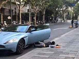 Tiểu thư bị cảnh sát phạt khi chụp ảnh 'ngã sấp mặt'