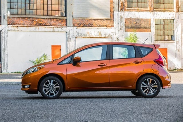 7. Nissan Versa Note 2018 (giá khởi điểm: 15.600 USD).