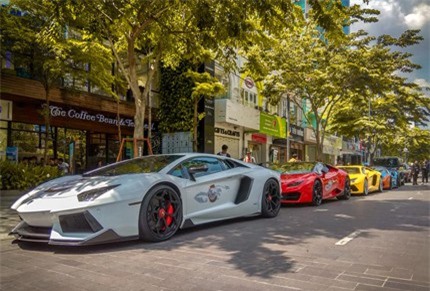 Ngắm lại dàn siêu xe đi dự khai trương nhà hàng của Cường Đô-la