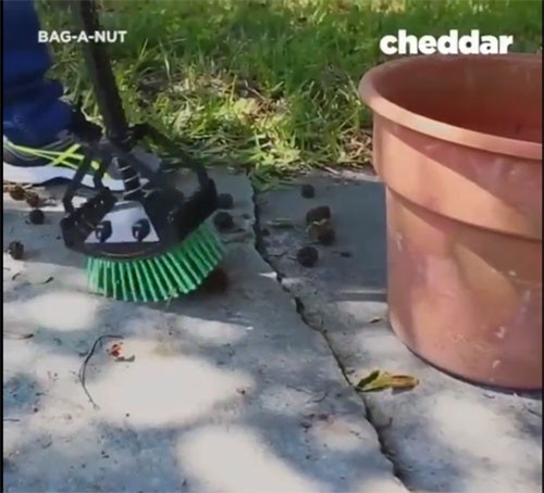 Clip: Dụng cụ độc đáo giúp người lười biếng quét dọn hiệu quả