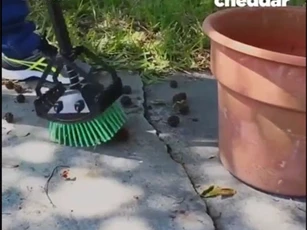 Clip: Dụng cụ độc đáo giúp người lười biếng quét dọn hiệu quả