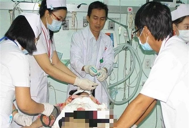 Các bác sĩ đang cấp cứu một nạn nhân chấn thương sọ não do bị giật túi xách