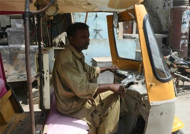 Dân nghèo Pakistan khốn khổ khi hàng chục triệu USD "từ trên trời rơi xuống"