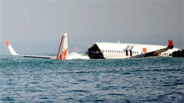  Máy bay của hãng hàng không Lion Air gặp nạn trên vùng biển sát sân bay hồi năm 2013 (Ảnh: Getty) 
