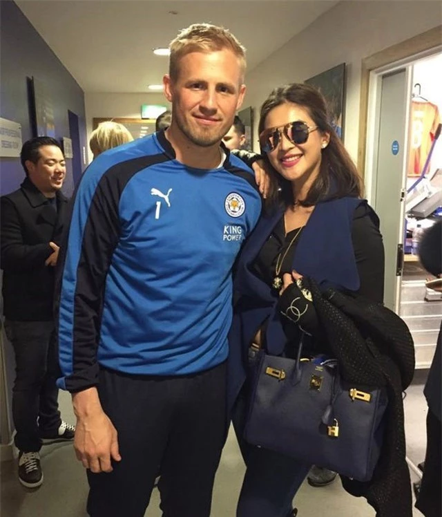 Nusara Suknamai và thủ môn Kasper Schmeichel.