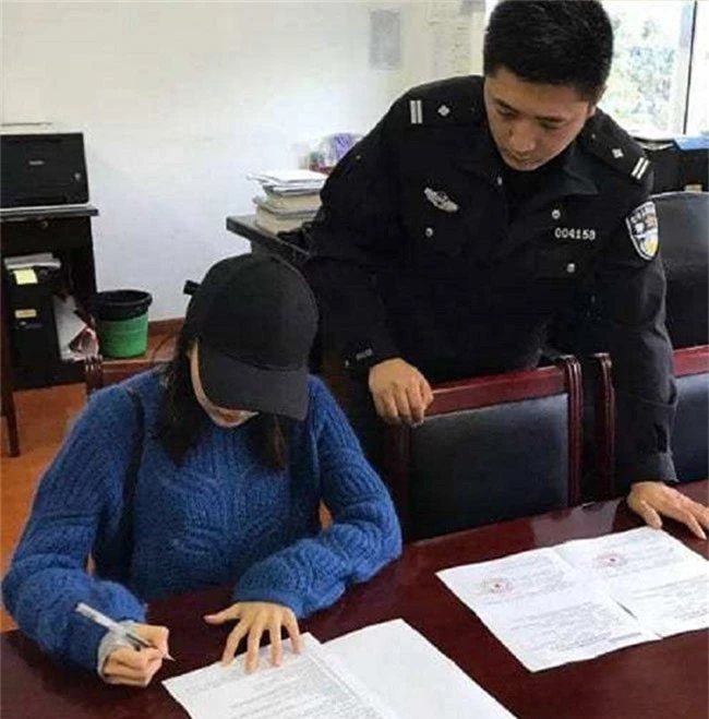 Cô gái họ Yu bị cảnh sát Thượng Hải phạt vì vi phạm luật giao thông. Ảnh: Btime.com.