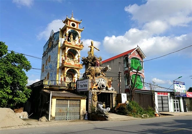 Ngôi nhà của anh Trần Văn Tưởng (SN 1985) nằm ở xã Ngũ Lão (huyện Kim Động, Hưng Yên) thu hút mọi ánh nhìn của người đi đường bởi lối kiến trúc phong thủy kì quái.