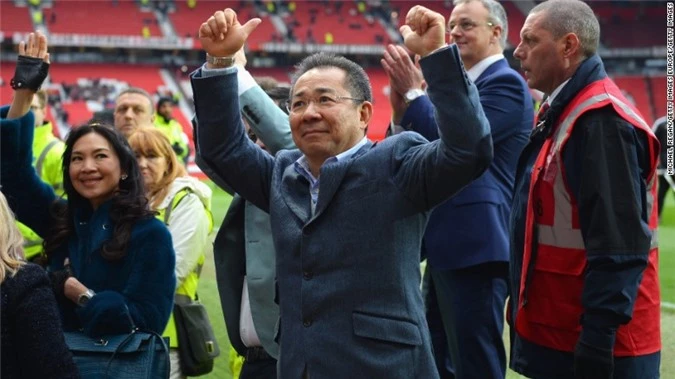 Ông Vichai Srivaddhanaprabha vui mừng sau trận đấu giữa Manchester United và Leicester City hồi năm 2016.