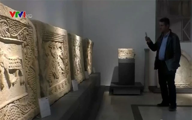 Khách tham quan các hiện vật trưng bày tại Bảo tàng cổ đại Damascus.