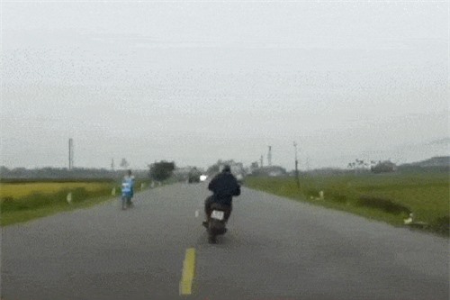 Clip: Thanh niên lạng lách xe máy, gây tai nạn cho người khác