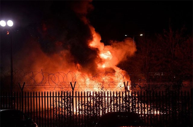 Clip: Bất ngờ với hành xử của 2 cảnh sát khi trực thăng chở tỷ phú, Chủ tịch Leicester gặp nạn