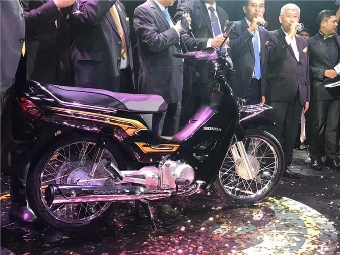 Cận cảnh yên ngồi và bánh sau xe của 2019 Honda Dream 125 phiên bản màu đen. 