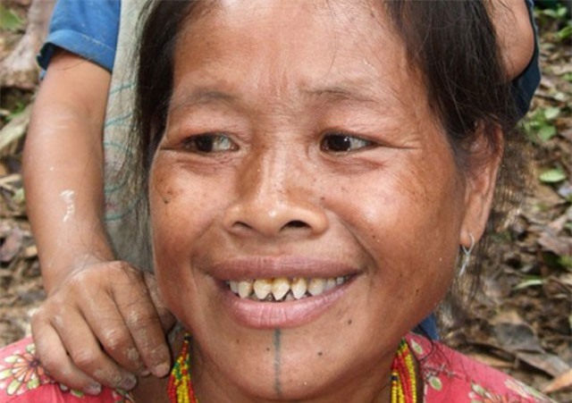 Kỳ quái bộ lạc mài răng nhọn như quỷ để làm đẹp