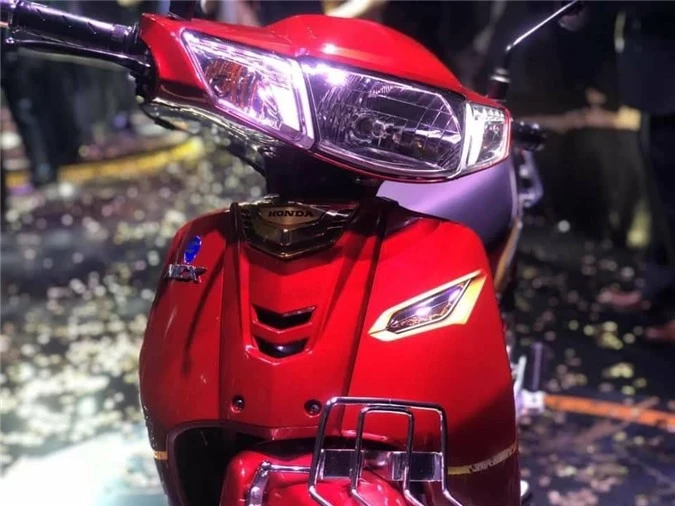 Mặt trước của 2019 Honda Dream 125 bản màu đỏ. 