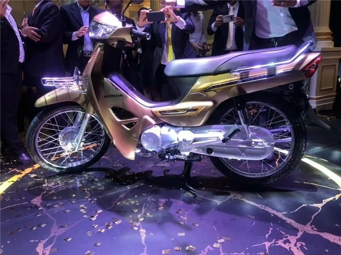 2019 Honda Dream 125 bản màu vàng thu hút được rất nhiều khách thăm quan tới xem. 