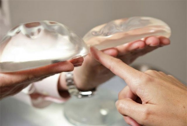 Bác sĩ nói gì về thực hư 'nổ ngực độn silicon khi đi máy bay'?