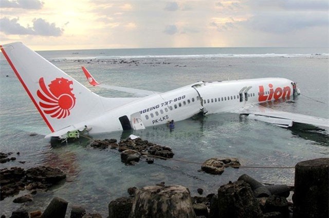 Clip: Toàn cảnh thảm kịch máy bay Indonesia chở 189 người rơi xuống biển