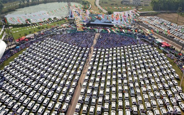 Ông chủ Ấn Độ chi bạo mua 600 xế hộp mới tinh tặng nhân viên