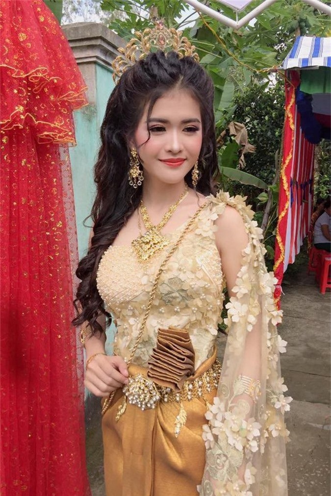 Hãy cùng ngắm nhìn trang phục cô dâu Khmer đầy tinh tế và trang nhã, mang đậm nét đẹp của văn hóa dân tộc. Đây chắc chắn là một trải nghiệm thú vị và đầy ý nghĩa cho những ai yêu thích nét đẹp truyền thống của Khmer.
