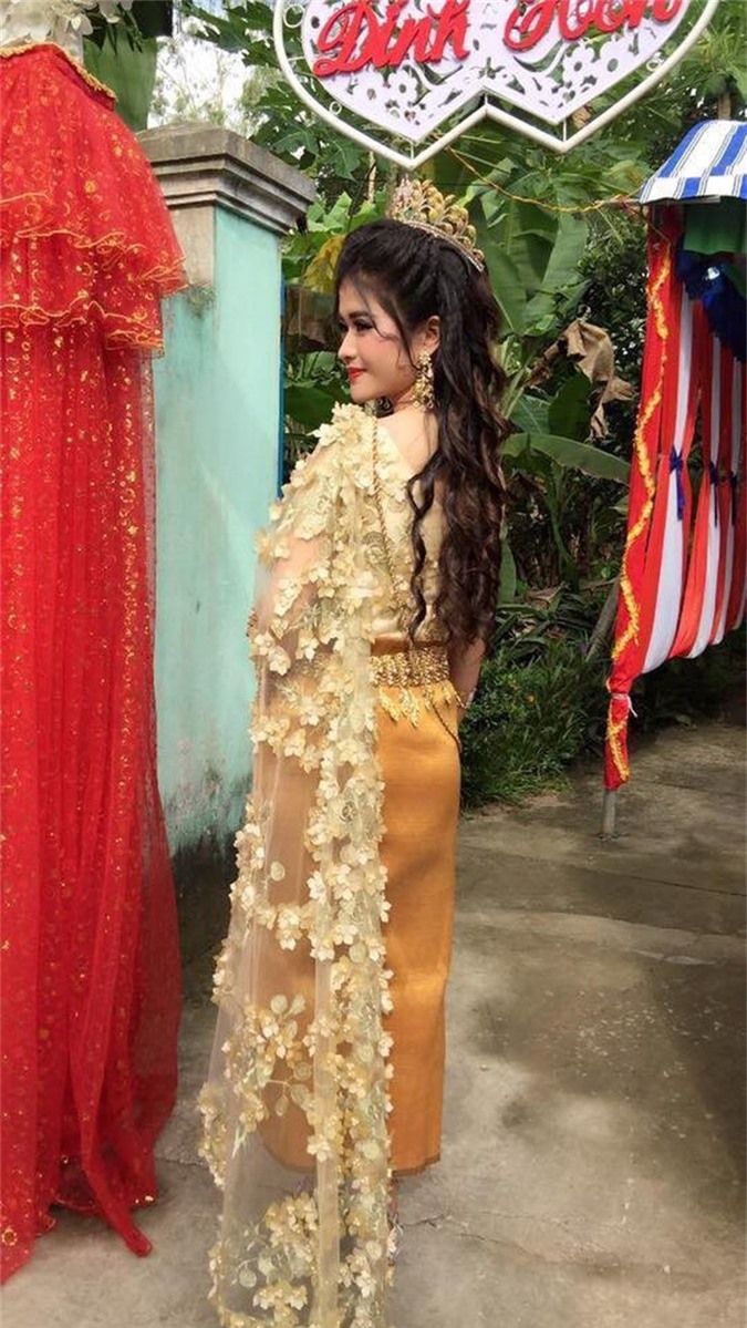 Trang phục cô dâu dân tộc Khmer thật sự độc đáo và nổi bật với những họa tiết tinh tế và màu sắc tươi tắn. Không chỉ giúp cô dâu nổi bật và sang trọng hơn trong ngày trọng đại, mà còn giúp khách mời có cái nhìn toàn diện về văn hóa Khmer.