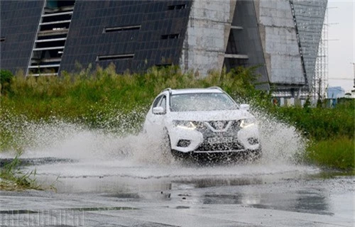 Nissan X-Trail V-Series tỏ ra cân bằng, ổn định khi vào cua…