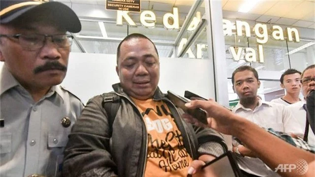 Sony Setiawan chia sẻ với các phóng viên sau khi tới sân bay Pangkal Pinang (Ảnh: AFP)