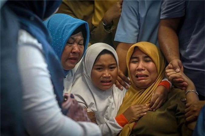 Người thân nạn nhân đau đớn chờ tin ở sân bay Pangkal Pinang, tỉnh Bangka Belitung (Indonesia) ngày 29-10. Ảnh: GETTY IMAGES