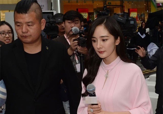 Đi sự kiện chứ không đi đám cưới bạn thân Đường Yên, Dương Mịch bị chỉ trích "hám tiền quên bạn"