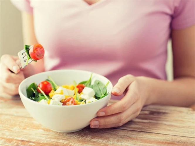 Nhai kỹ thức ăn từ 20 đến 30 lần trước khi nuốt sẽ giúp dạ dày dễ hấp thụ dinh dưỡng hơn SHUTTERSTOCK