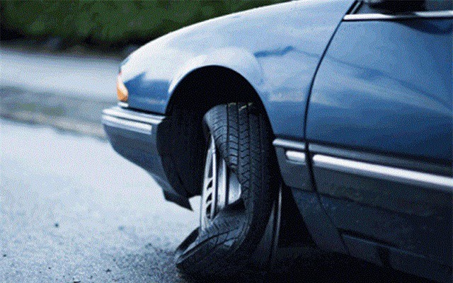 Cách xử lý khi nổ lốp xe ô tô trên đường cao tốc