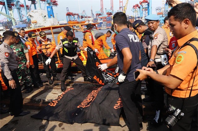 Clip: Indonesia trục vớt nhiều thi thể vụ máy bay rơi xuống biển