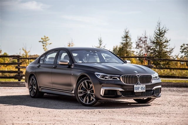 BMW M760Li.