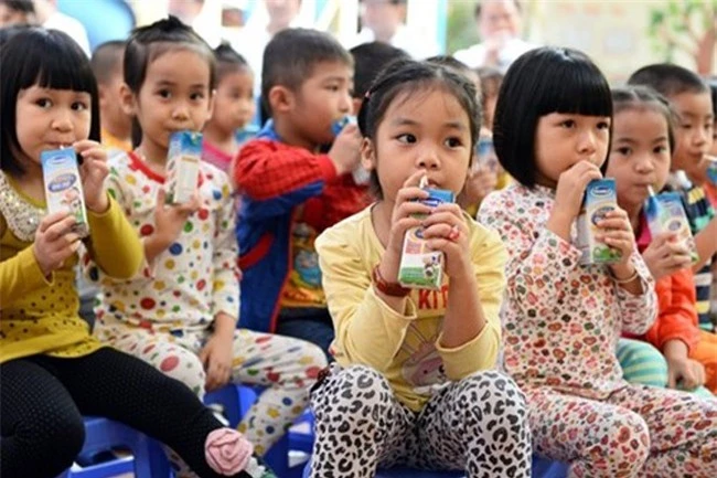 Trẻ mẫu giáo và học sinh lớp 1 thuộc diện hộ nghèo ở các quận, huyện vùng ven TPHCM sẽ được uống sữa học đường miễn phí (ảnh TL).