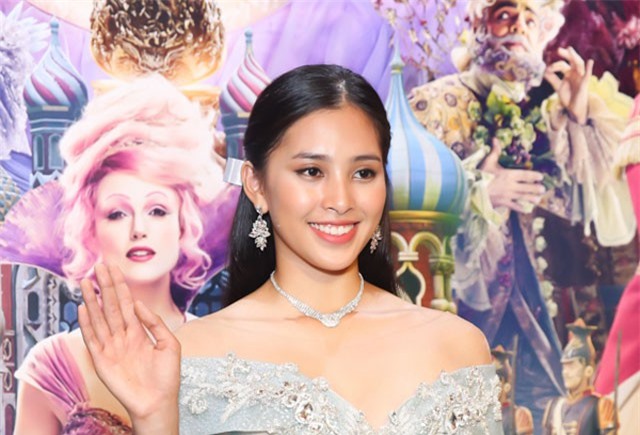 Tiểu Vy thay hai váy công chúa đi xem phim Disney