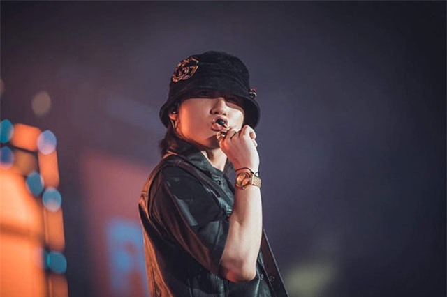 Sơn Tùng M-TP mang kẹo mút lên sân khấu biểu diễn