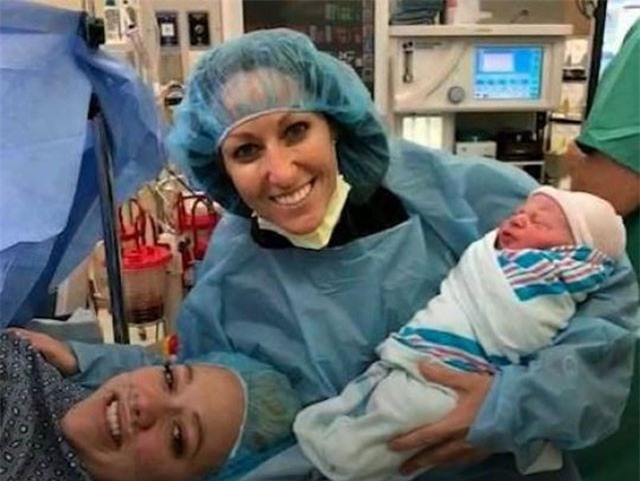 Cặp đồng tính nữ đầu tiên trên thế giới thay phiên nhau mang cùng một thai nhi