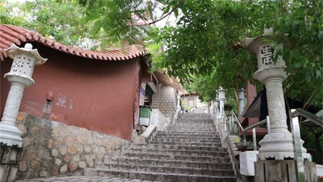 Để tới chùa du khách sẽ phải vượt qua 300 bậc thang bằng đá