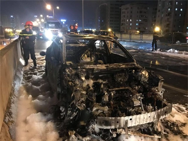Hà Nội: Mazda 3 cháy tan nát trên đường vành đai 3 trên cao - Ảnh 3.
