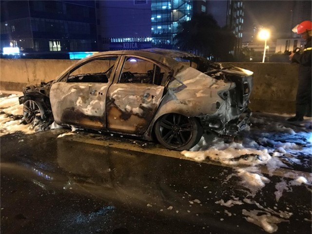 Hà Nội: Mazda 3 cháy tan nát trên đường vành đai 3 trên cao - Ảnh 6. Hà Nội: Mazda 3 cháy tan nát trên đường vành đai 3 trên cao - Ảnh 6.