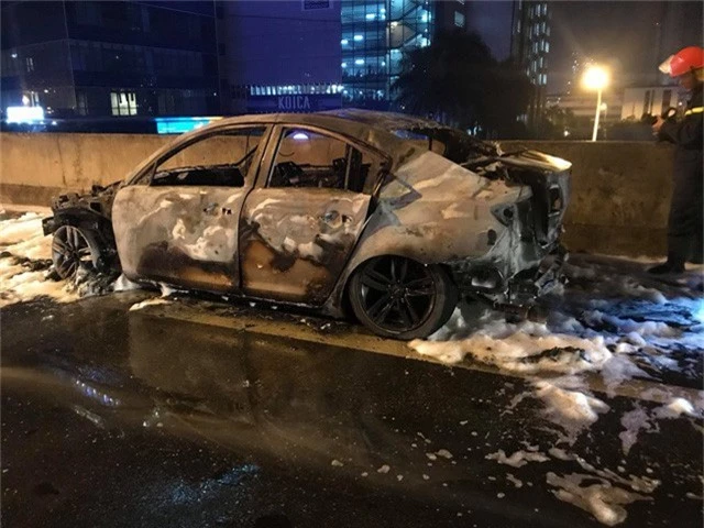 Hà Nội: Mazda 3 cháy tan nát trên đường vành đai 3 trên cao - Ảnh 6.