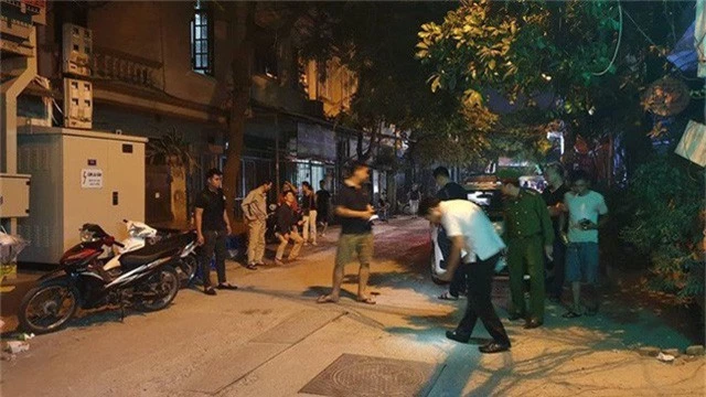 Hà Nội: Người dân kể lại giây phút tài xế Mazda CX-5 rút súng bắn rồi đánh và lái xe chèn qua nạn nhân  - Ảnh 4.
