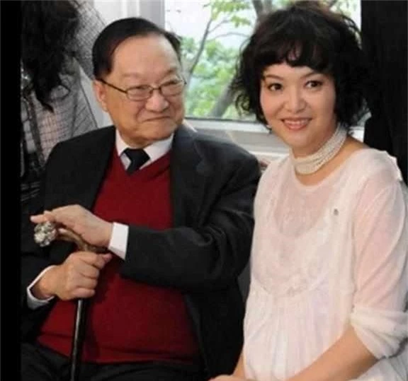Kim Dung và người vợ ba, gắn bó với ông đến cuối cuộc đời.