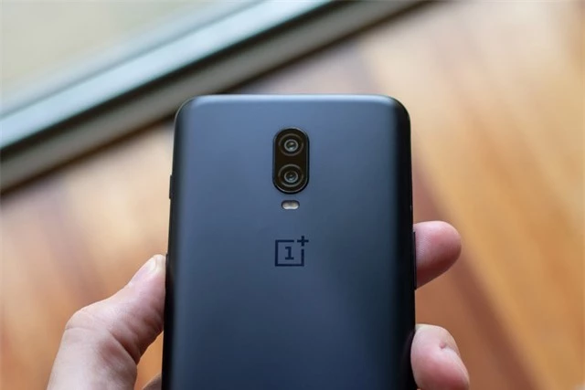 Bộ đôi camera sau của OnePlus 6T có độ phân giải 16 MP, khẩu độ f/1.7 cho khả năng lấy nét theo pha, chống rung quang học (OIS) và 20 MP, f/.1.7 hỗ trợ lấy nét theo pha, chụp ảnh xóa phông. Hai máy ảnh này được trang bị đèn flash LED kép, quay video 4K. 