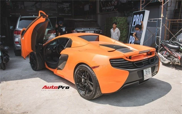 Siêu xe McLaren 650S mang màu sơn dễ lầm tưởng là xe của Minh “nhựa”