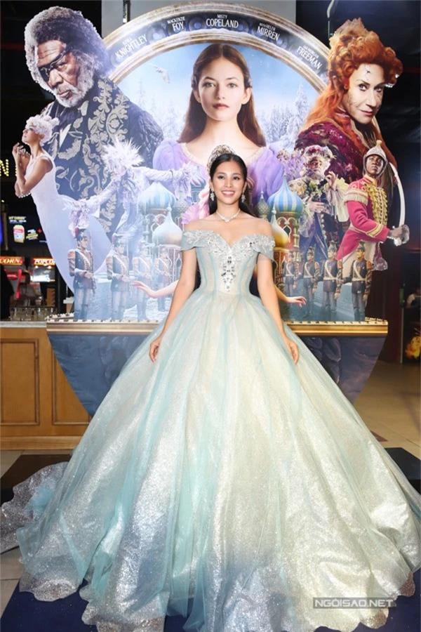 Trần Tiểu Vy là khách mời đặc biệt trong buổi công chiếu phim mới của hãng Disney Kẹp hạt dẻ và bốn vương quốc.