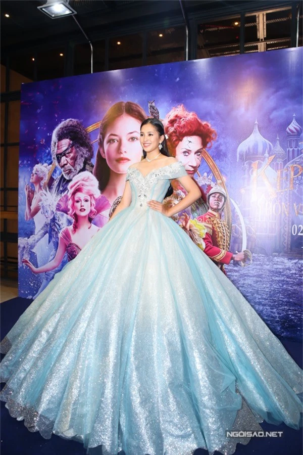 Hoa hậu Việt Nam 2018 diện váy kiểu công chúa lộng lẫy do nhà thiết kế Joli Poli thực hiện, xuất hiện với nụ cười rạng rỡ.