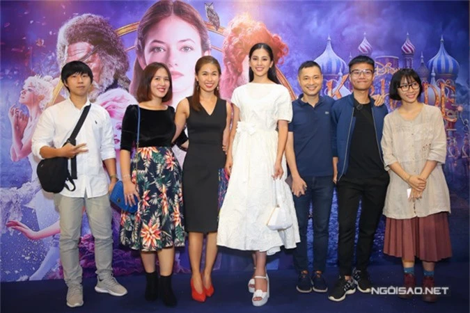 Tiểu Vy gặp gỡ một số bạn bè, người quen ở rạp phim như stylist Hà Mi (thứ ba từ trái qua), giám đốc sáng tạo Dzũng Yoko (thứ ba từ phải qua).